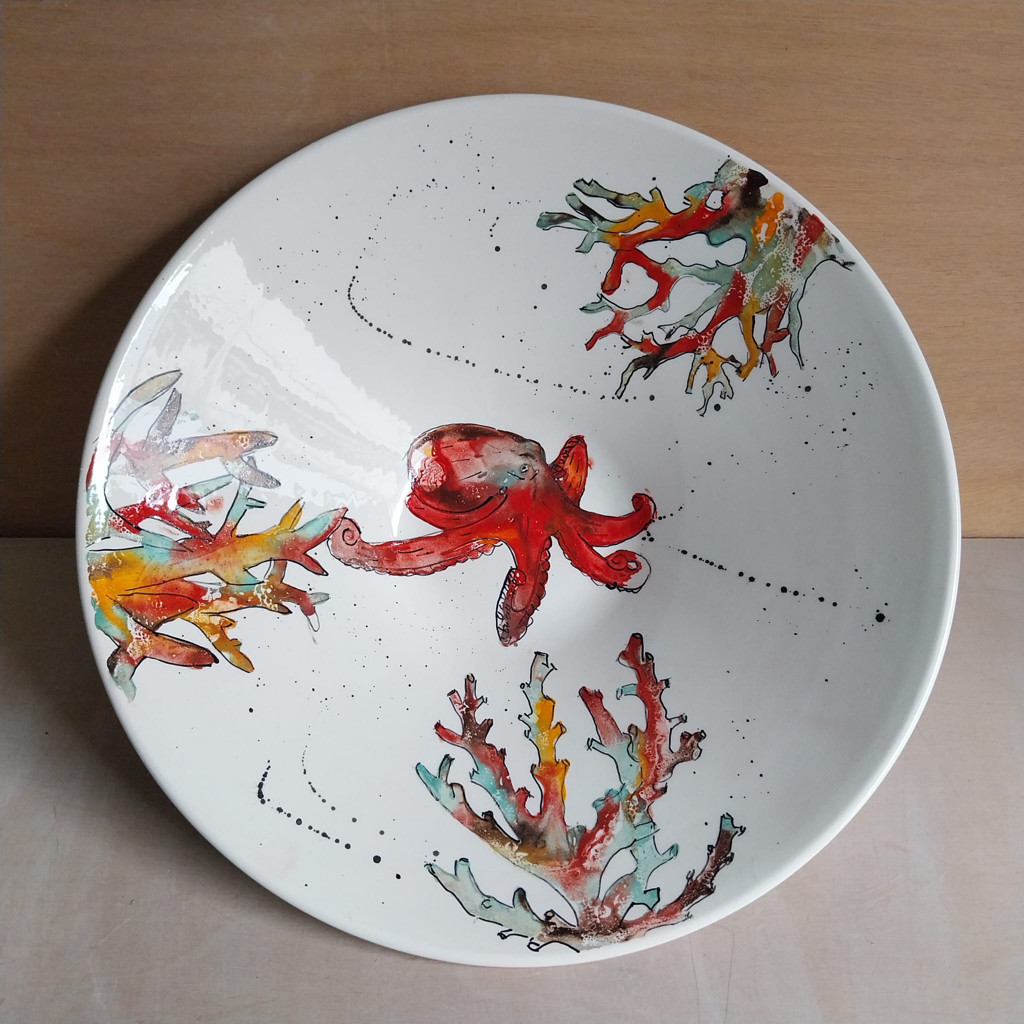 Plato cónico de cerámica con ilustración de pulpo y corales