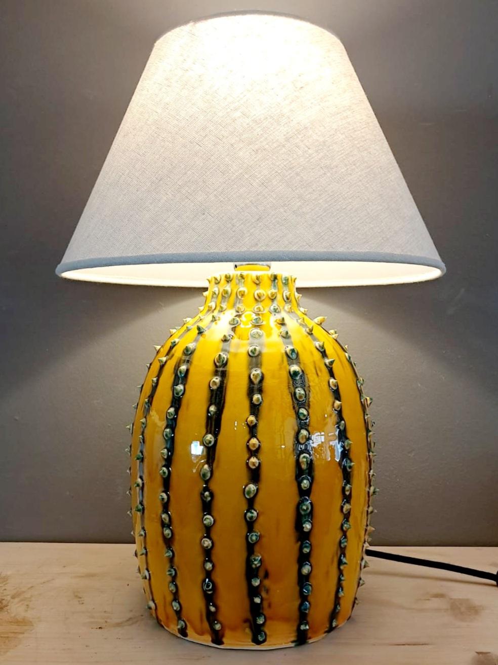 Lámpara cerámica artística color miel inspirada en cactus