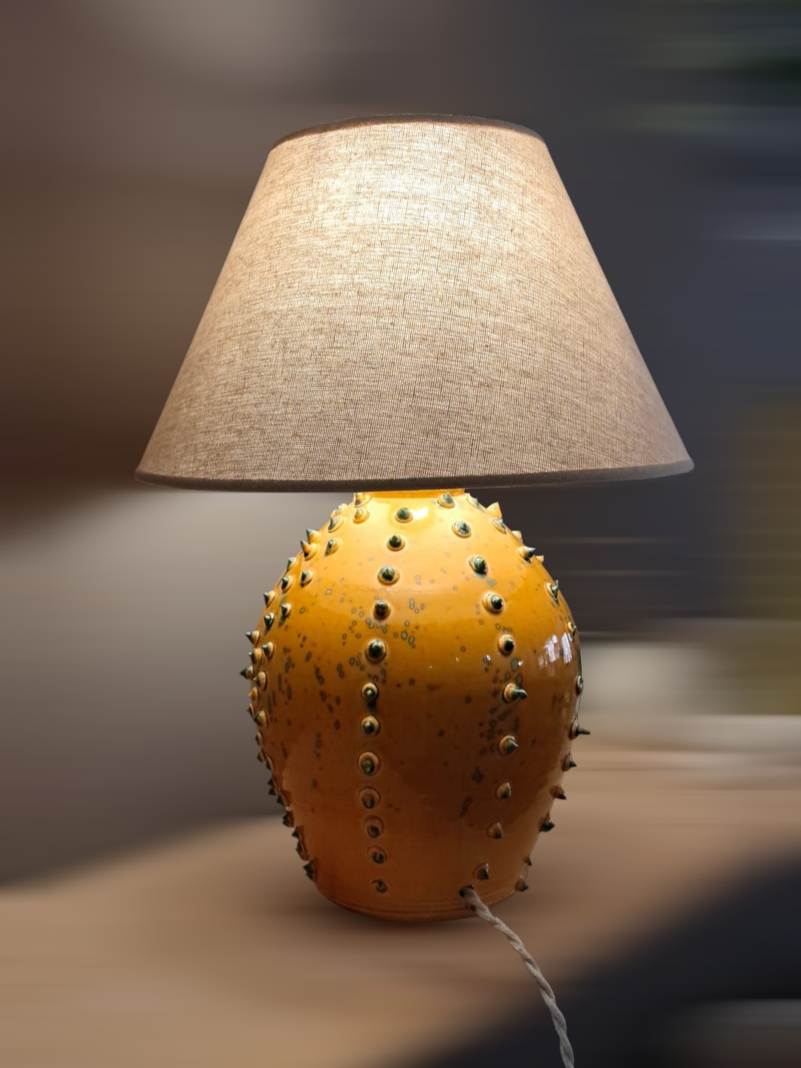 Lámpara de mesa cerámica amarilla estilo cactus