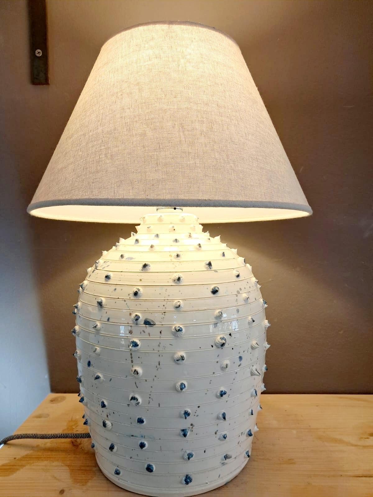 Lámpara de mesa estilo cactus blanca con detalles azul cobalto