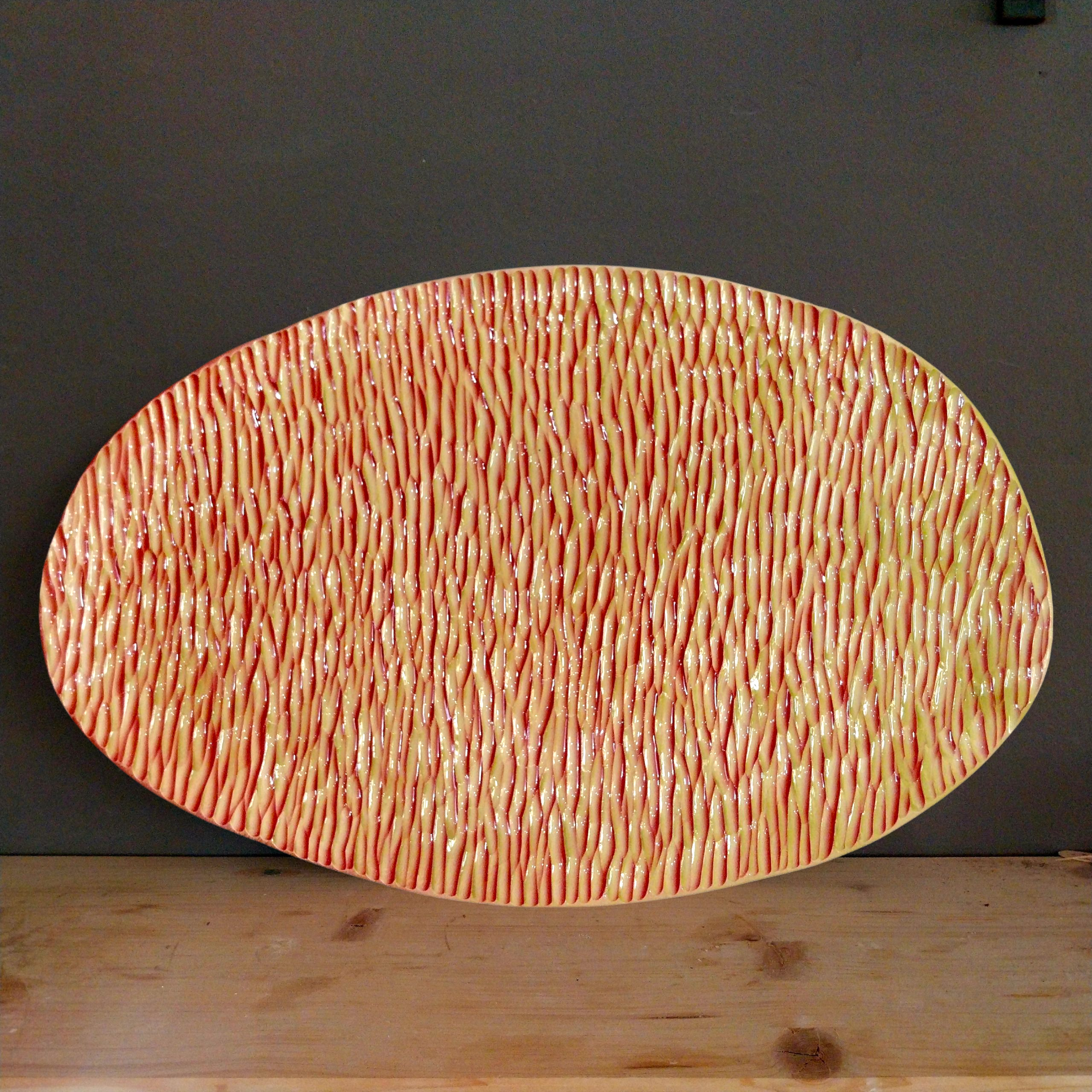 Plato irregular XXL con textura bicolor rojo y pistacho