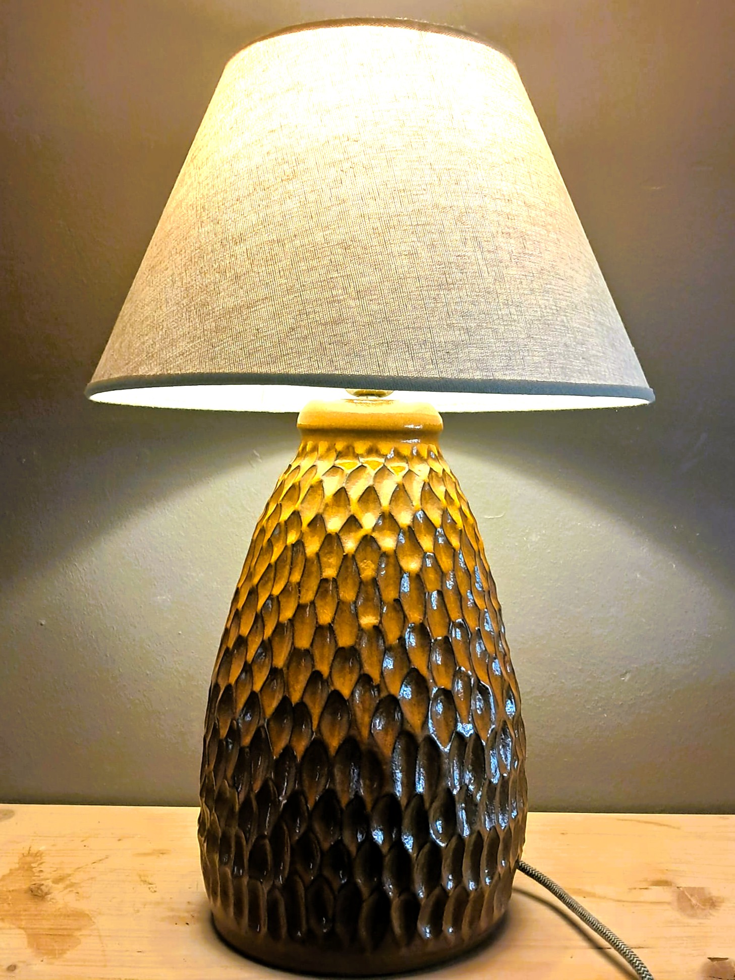 Pie de lámpara artesanal con textura